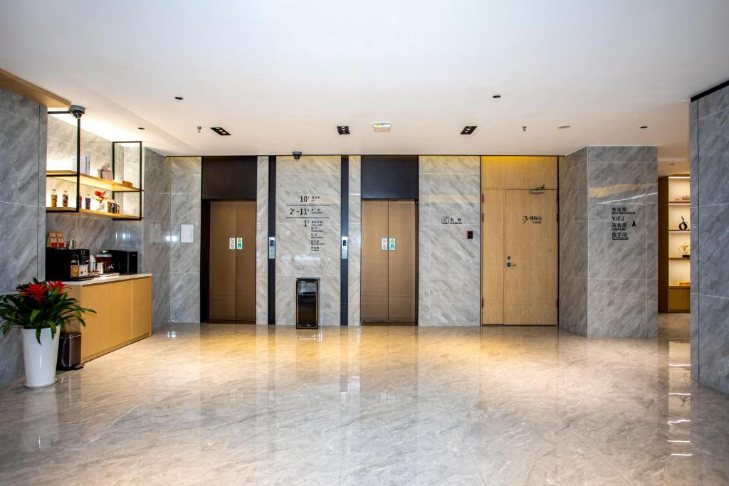 Kuchyň nebo kuchyňský kout v ubytování VX Hotel Shanghai Yixian Road Dabaishu