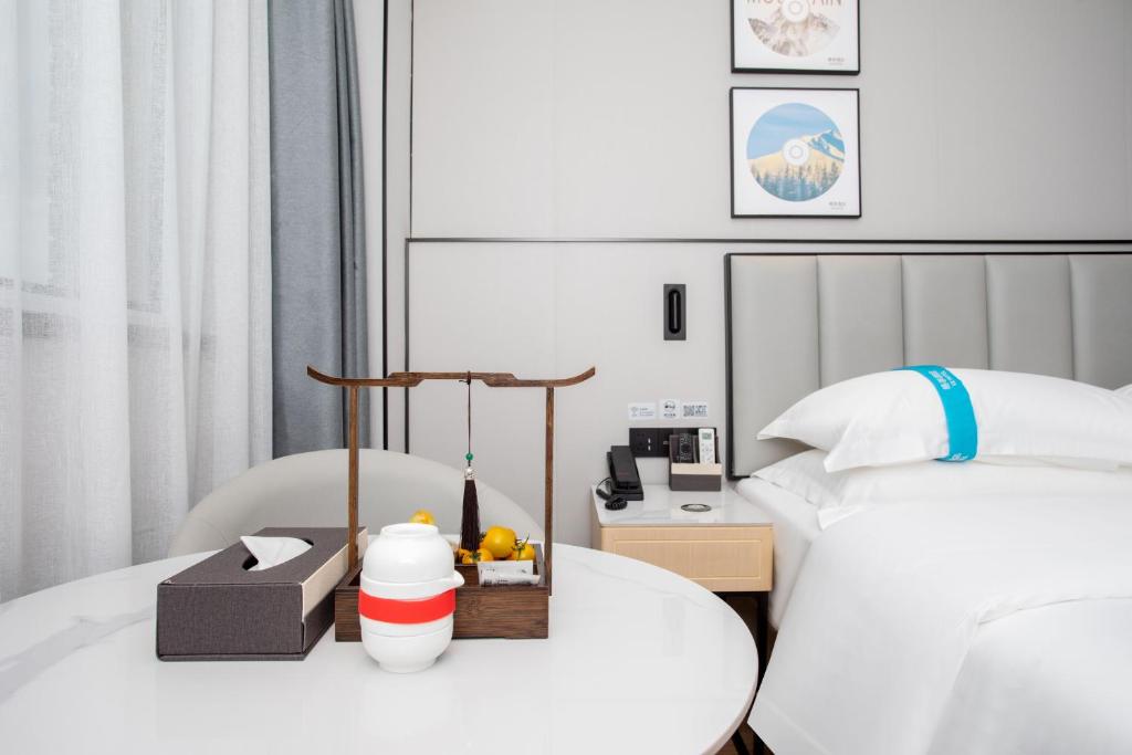 Postel nebo postele na pokoji v ubytování VX Hotel Shanghai Yixian Road Dabaishu