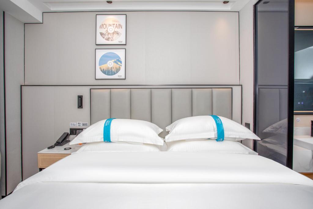Postel nebo postele na pokoji v ubytování VX Hotel Shanghai Yixian Road Dabaishu
