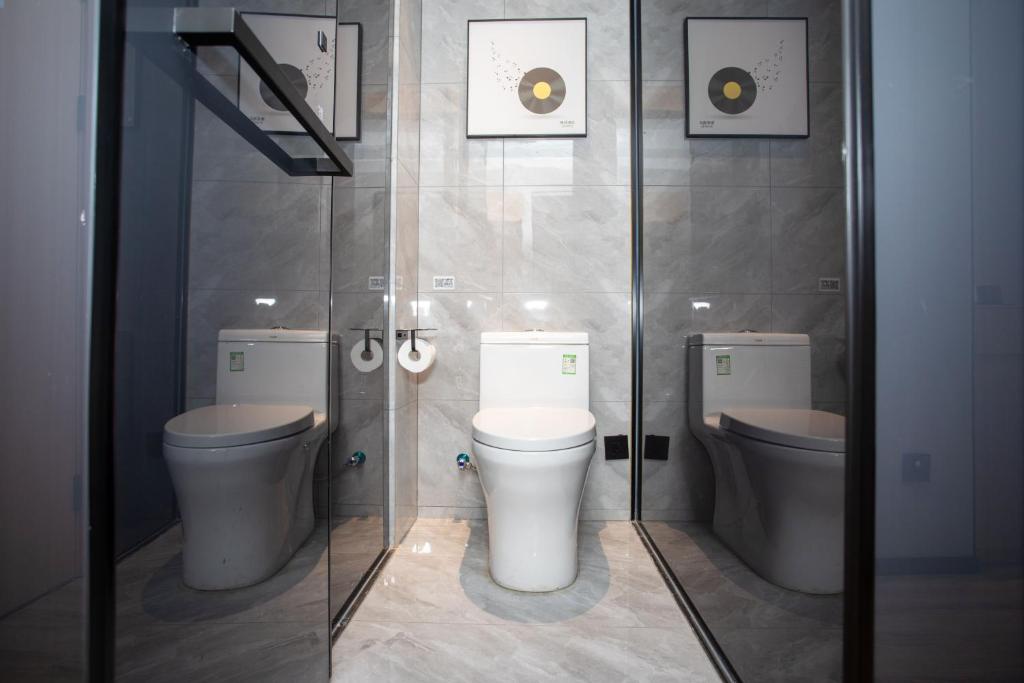 Koupelna v ubytování VX Hotel Shanghai Yixian Road Dabaishu