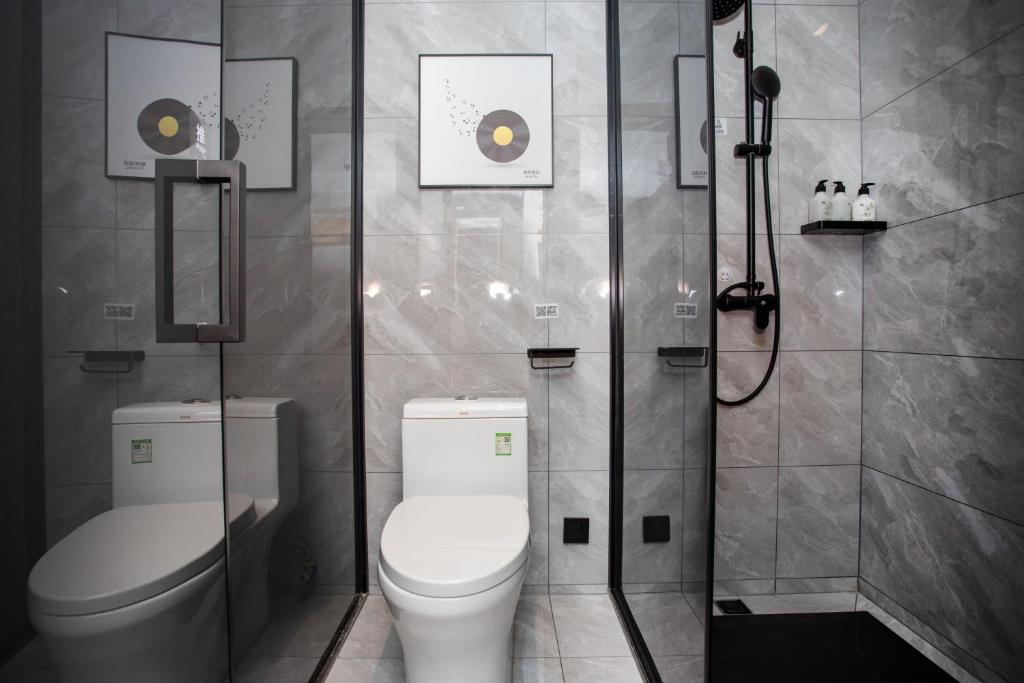 Koupelna v ubytování VX Hotel Shanghai Yixian Road Dabaishu