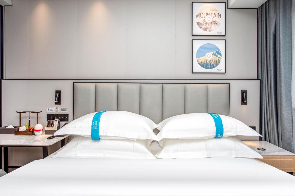 Postel nebo postele na pokoji v ubytování VX Hotel Shanghai Yixian Road Dabaishu