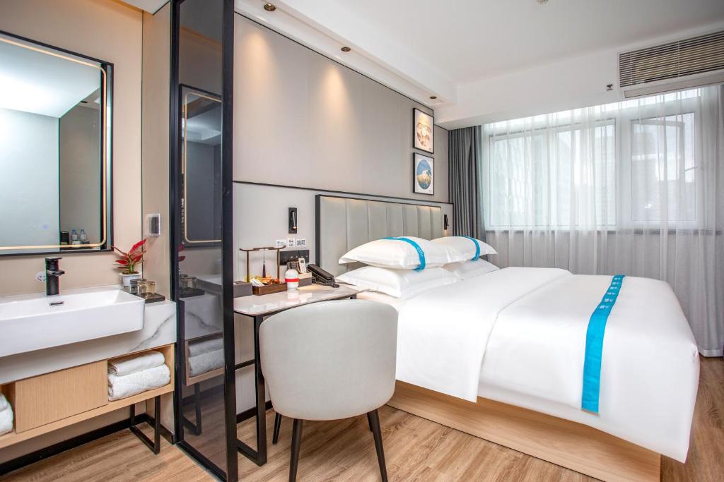 Postel nebo postele na pokoji v ubytování VX Hotel Shanghai Yixian Road Dabaishu