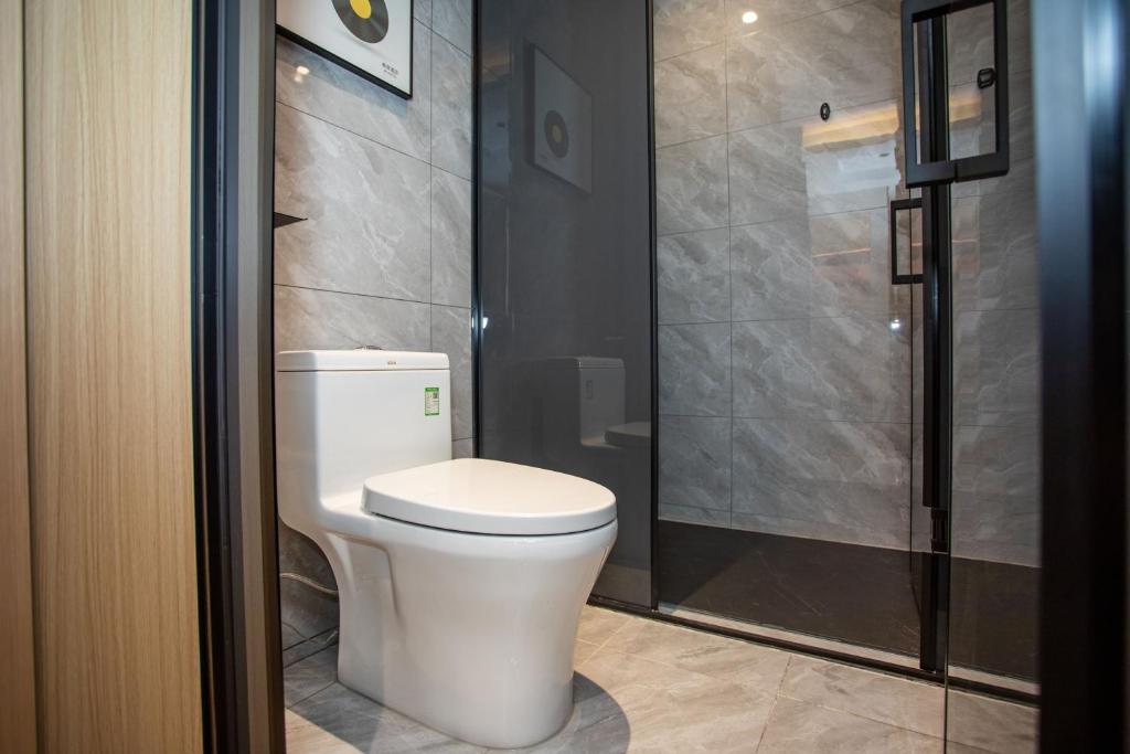 Koupelna v ubytování VX Hotel Shanghai Yixian Road Dabaishu