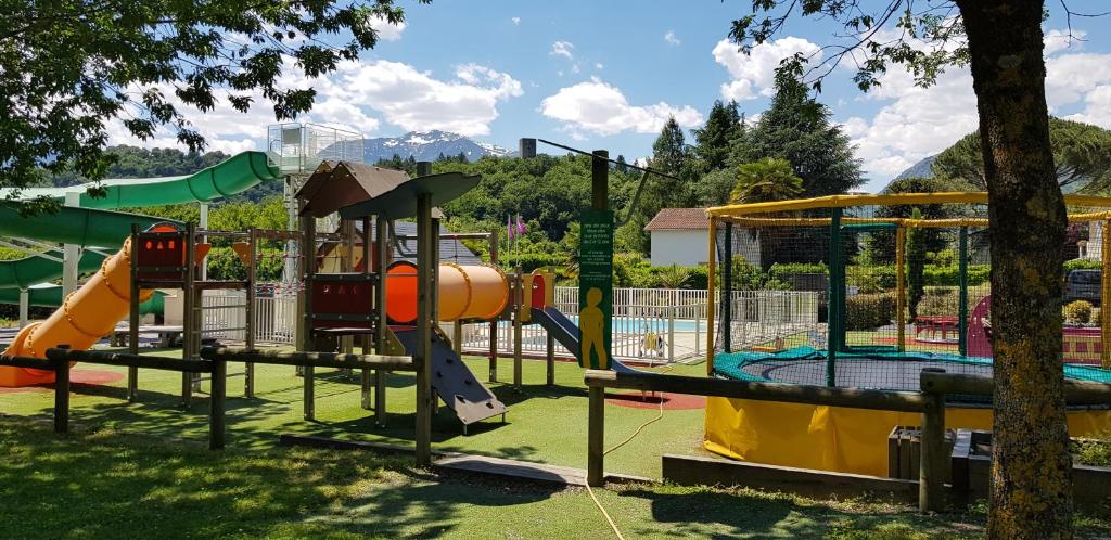 un parco giochi con scivolo e scivoli di Camping Familial - Parc Aquatique - Grande Aire de Jeux à la Montagne ad Agos-Vidalos