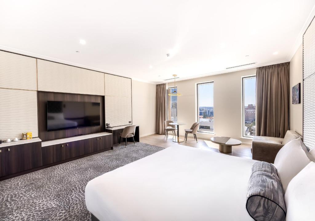 TV a/nebo společenská místnost v ubytování Duxton Hotel Perth