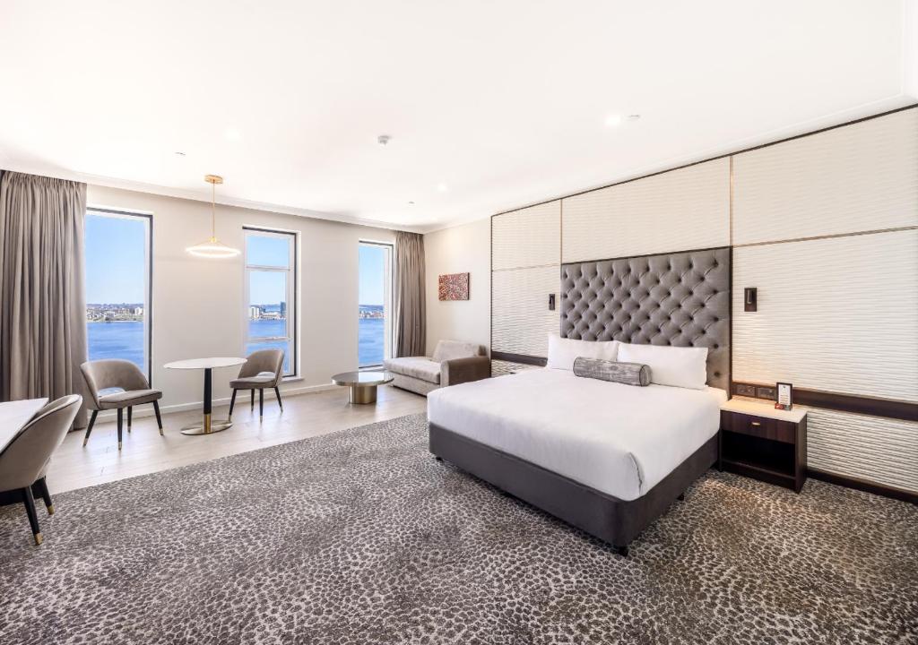 Postel nebo postele na pokoji v ubytování Duxton Hotel Perth