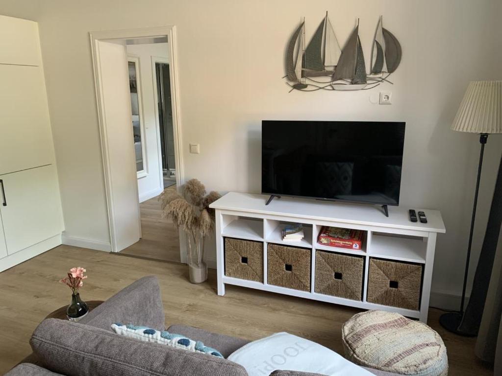 TV a/nebo společenská místnost v ubytování NEU Küstenliebe Friesland