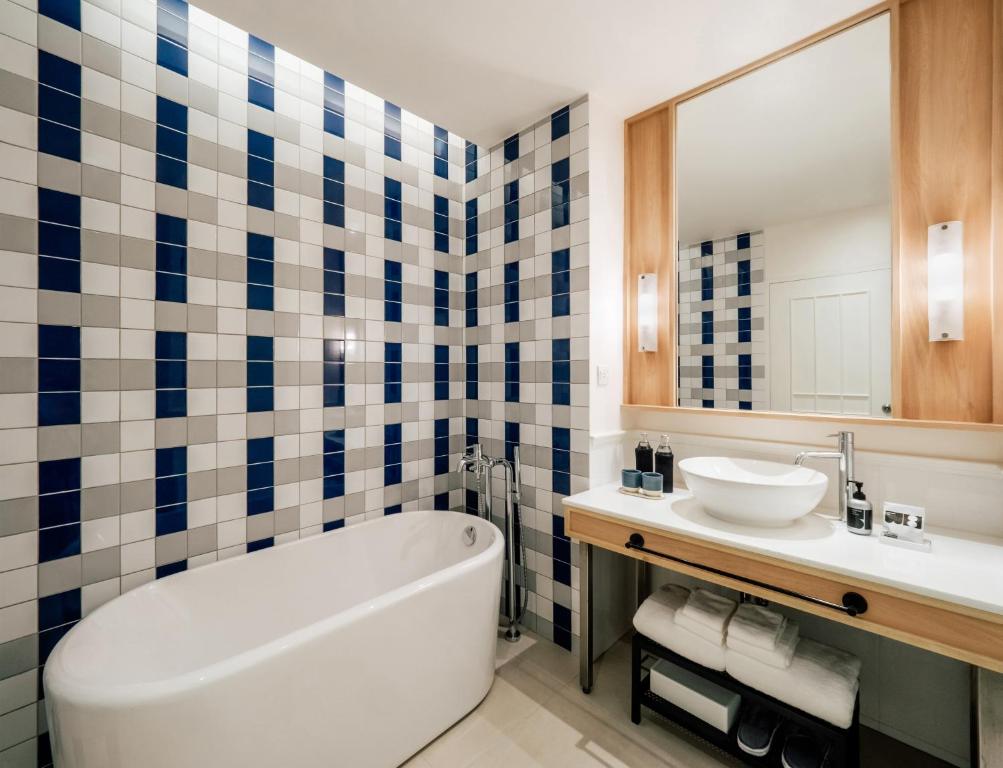 The StandardX, Bangkok Phra Arthit - 12