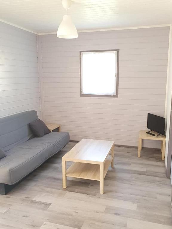 un salon avec un canapé et une table basse dans l'établissement Camping Municipal L'Espazo DURBAN CORBIERES, à Durban-Corbières