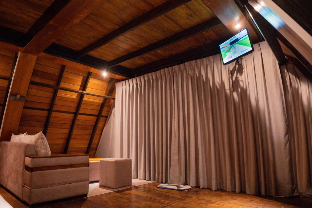 TV a/nebo společenská místnost v ubytování Aadiv Twin Villas