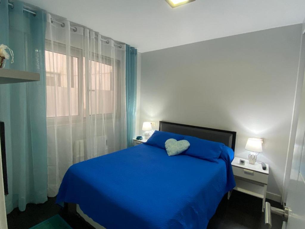 Posteľ alebo postele v izbe v ubytovaní Apartamento de playa familiar, piscina y garaje.