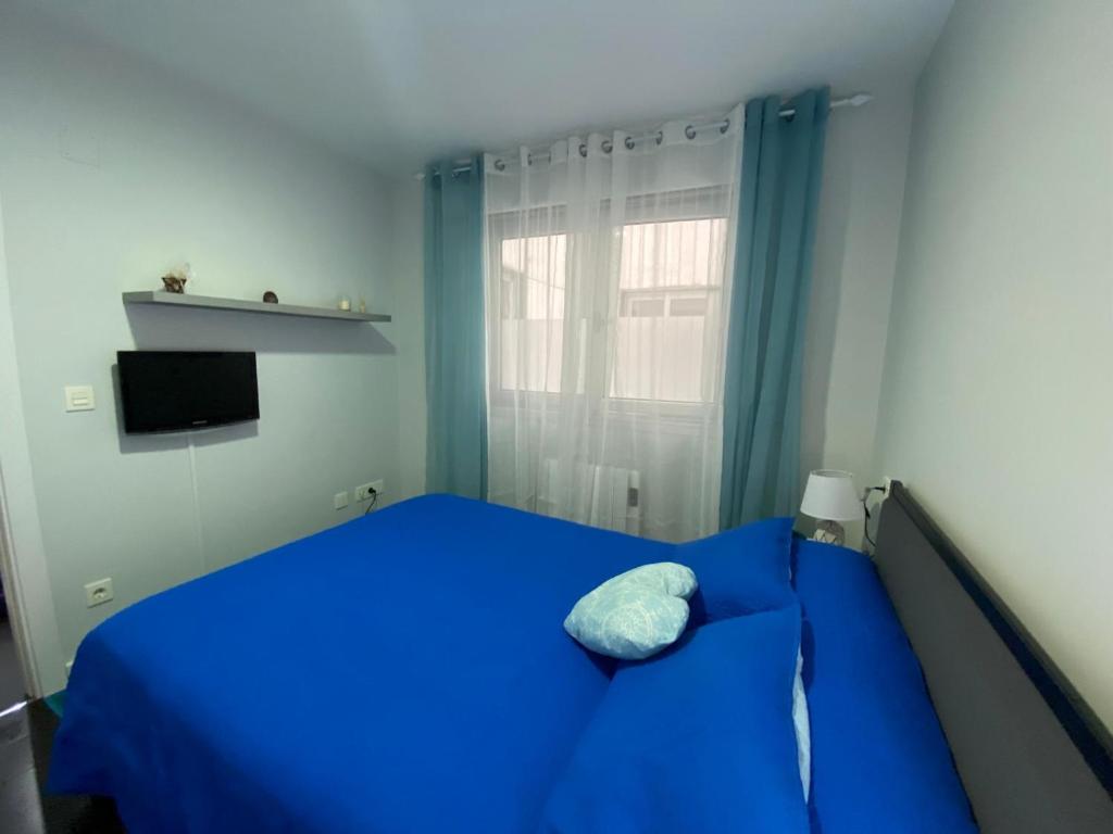 Posteľ alebo postele v izbe v ubytovaní Apartamento de playa familiar, piscina y garaje.