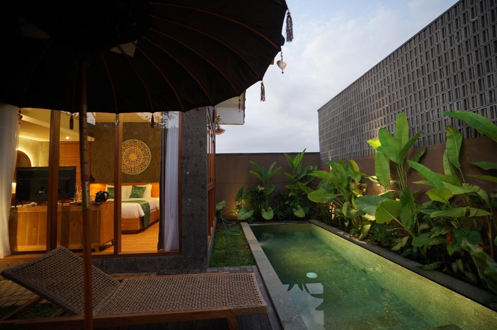 Bazén v ubytování The Shanti Graha Villas nebo v jeho okolí