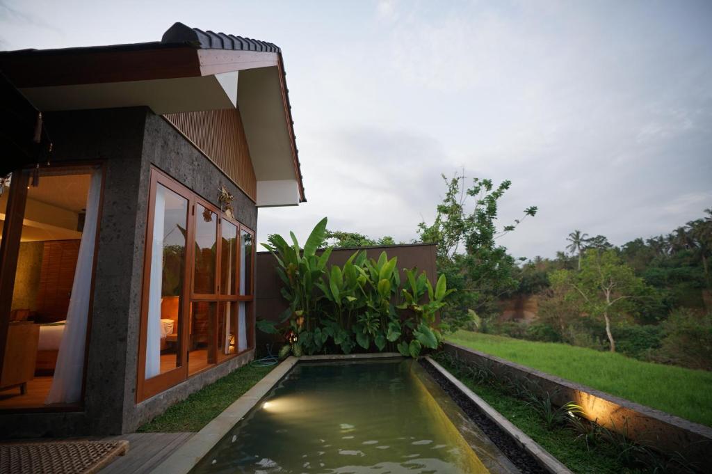 Bazén v ubytování The Shanti Graha Villas nebo v jeho okolí