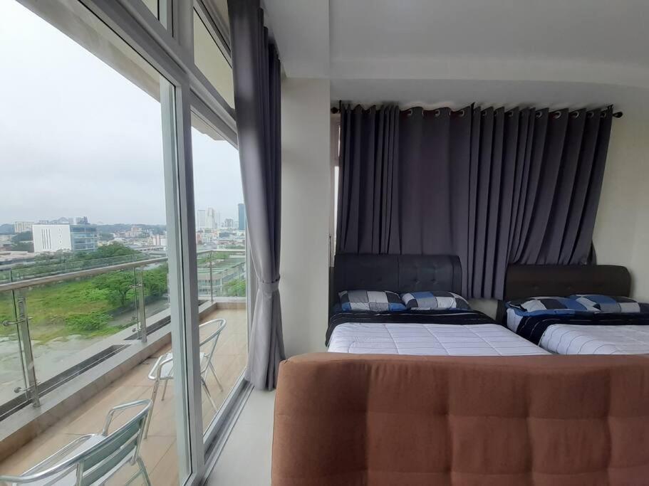 Ένα ή περισσότερα κρεβάτια σε δωμάτιο στο Smart Suite Balcony Riverine Kuching