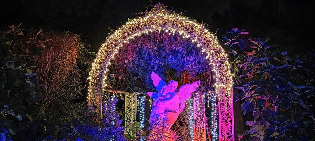 Zahrada ubytování Refugio madera estilo árabe con estatuas, estanques y un pequeño zoo