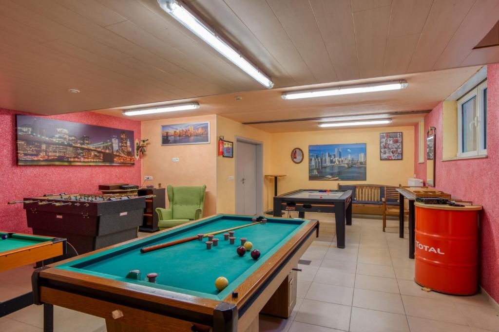 Biliár nebo kulečník v ubytování La chauve souris Home