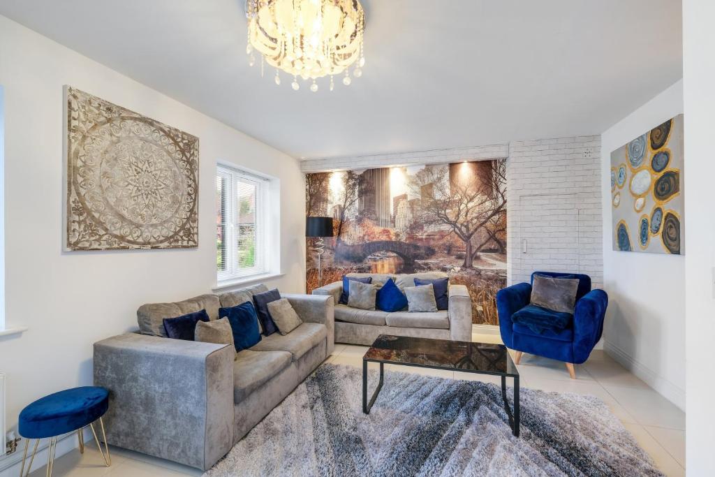 スラウにあるFoxherne 6 Bedroom 3Bath Serviced House 18 with Parking - Sloughのリビングルーム(ソファ、青い椅子付)