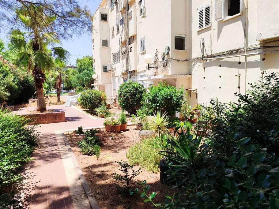 a garden in front of a building with plants at Comfortable flat near Haifa 22 in Qiryat H̱ayyim