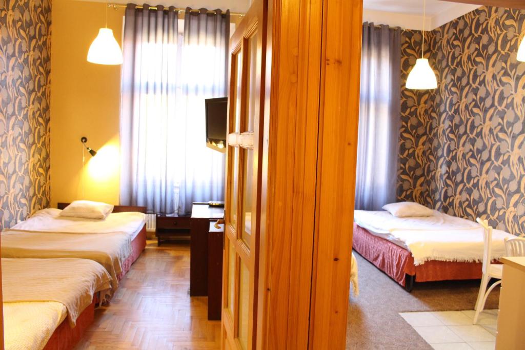 Cracow Old Town Guest House - Two-Bedroom Apartment With Kitchenette (4 Adults)