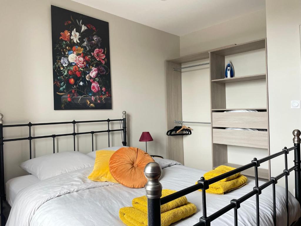 Postel nebo postele na pokoji v ubytování La clairiere Maison spacieuse rénovée joliment décorée tout confort 12 p 2 sdb 2 wc grand jardin clos, belle terrasse aménagée, parking privatif, ping pong baby foot proche Omaha Beach et Bayeux