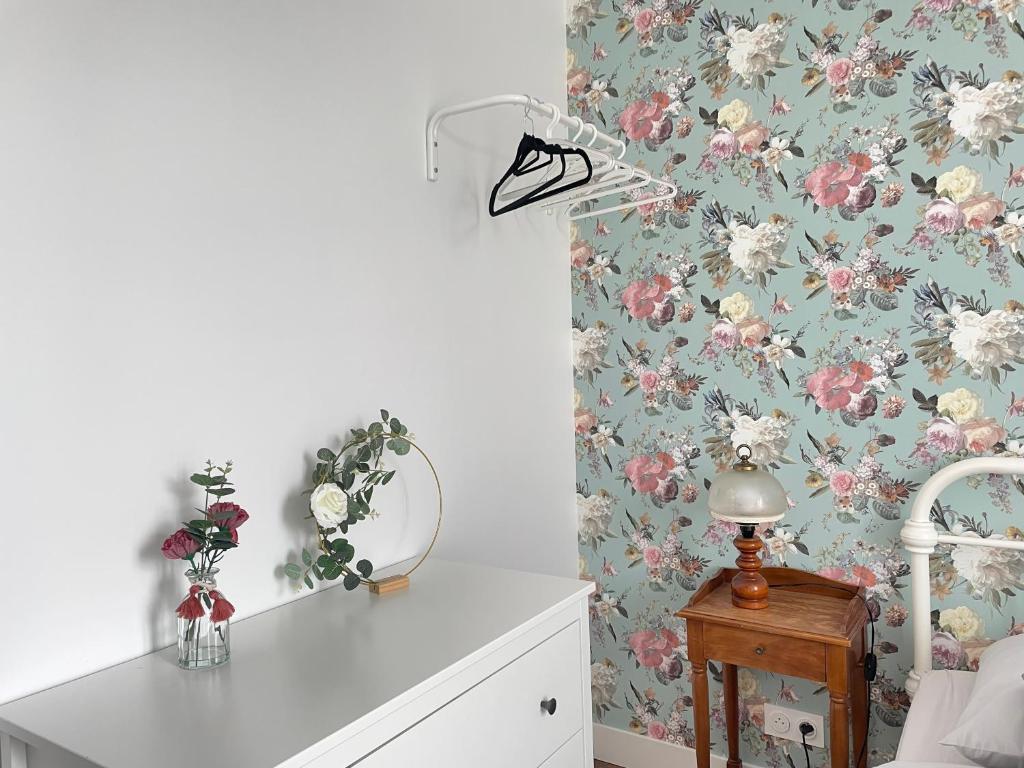 Fotografie z fotogalerie ubytování La clairiere Maison spacieuse rénovée joliment décorée tout confort 12 p 2 sdb 2 wc grand jardin clos, belle terrasse aménagée, parking privatif, ping pong baby foot proche Omaha Beach et Bayeux v destinaci Crouay