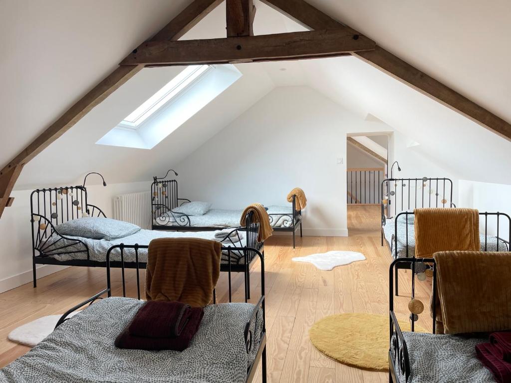 Postel nebo postele na pokoji v ubytování La clairiere Maison spacieuse rénovée joliment décorée tout confort 12 p 2 sdb 2 wc grand jardin clos, belle terrasse aménagée, parking privatif, ping pong baby foot proche Omaha Beach et Bayeux