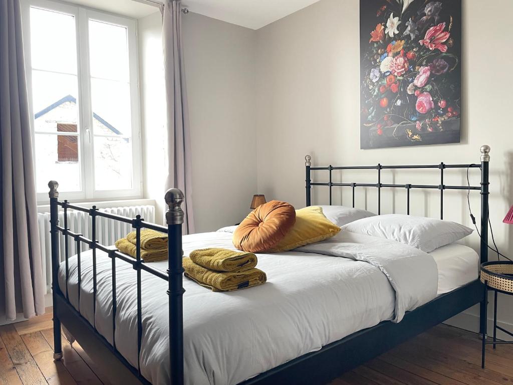 Postel nebo postele na pokoji v ubytování La clairiere Maison spacieuse rénovée joliment décorée tout confort 12 p 2 sdb 2 wc grand jardin clos, belle terrasse aménagée, parking privatif, ping pong baby foot proche Omaha Beach et Bayeux
