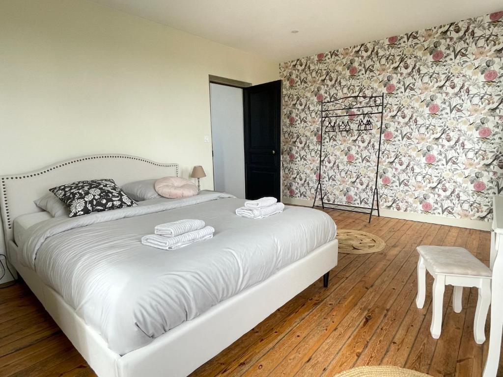 Postel nebo postele na pokoji v ubytování La clairiere Maison spacieuse rénovée joliment décorée tout confort 12 p 2 sdb 2 wc grand jardin clos, belle terrasse aménagée, parking privatif, ping pong baby foot proche Omaha Beach et Bayeux
