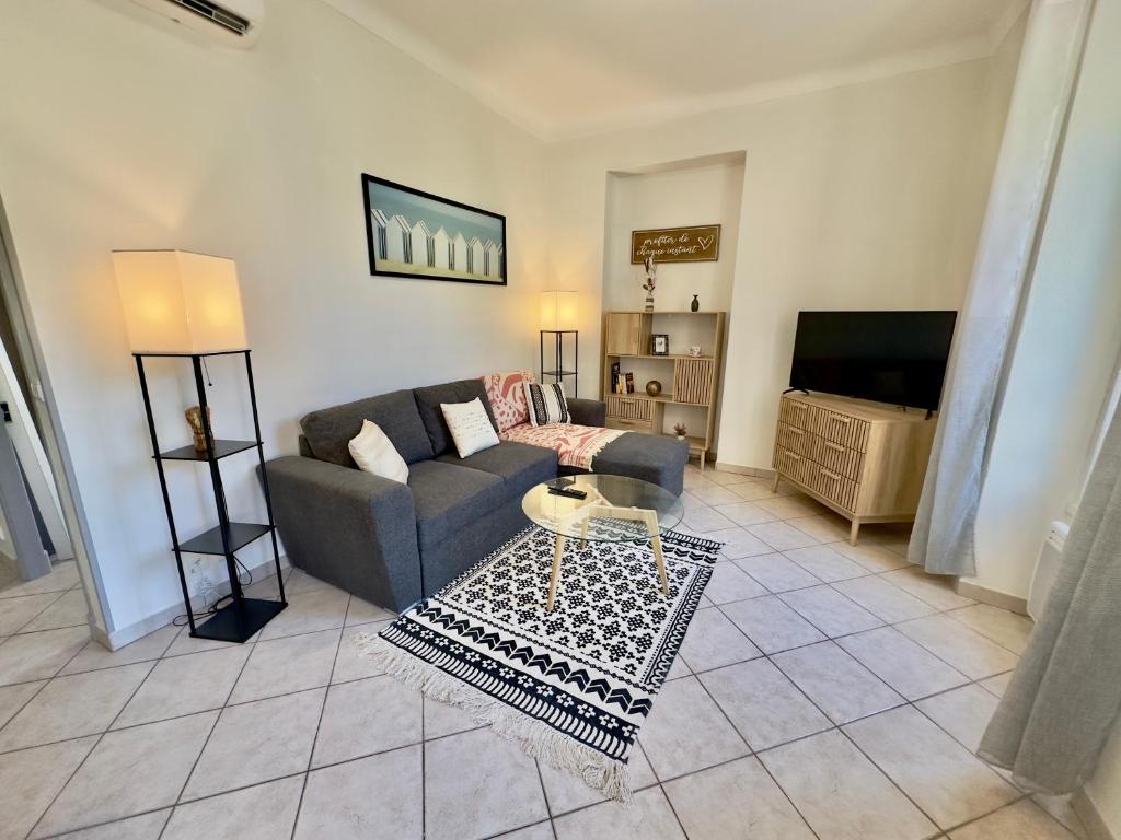 un salon avec un canapé et une télévision dans l'établissement Soleil et Confort - Appartement Moderne à Nice, à Nice