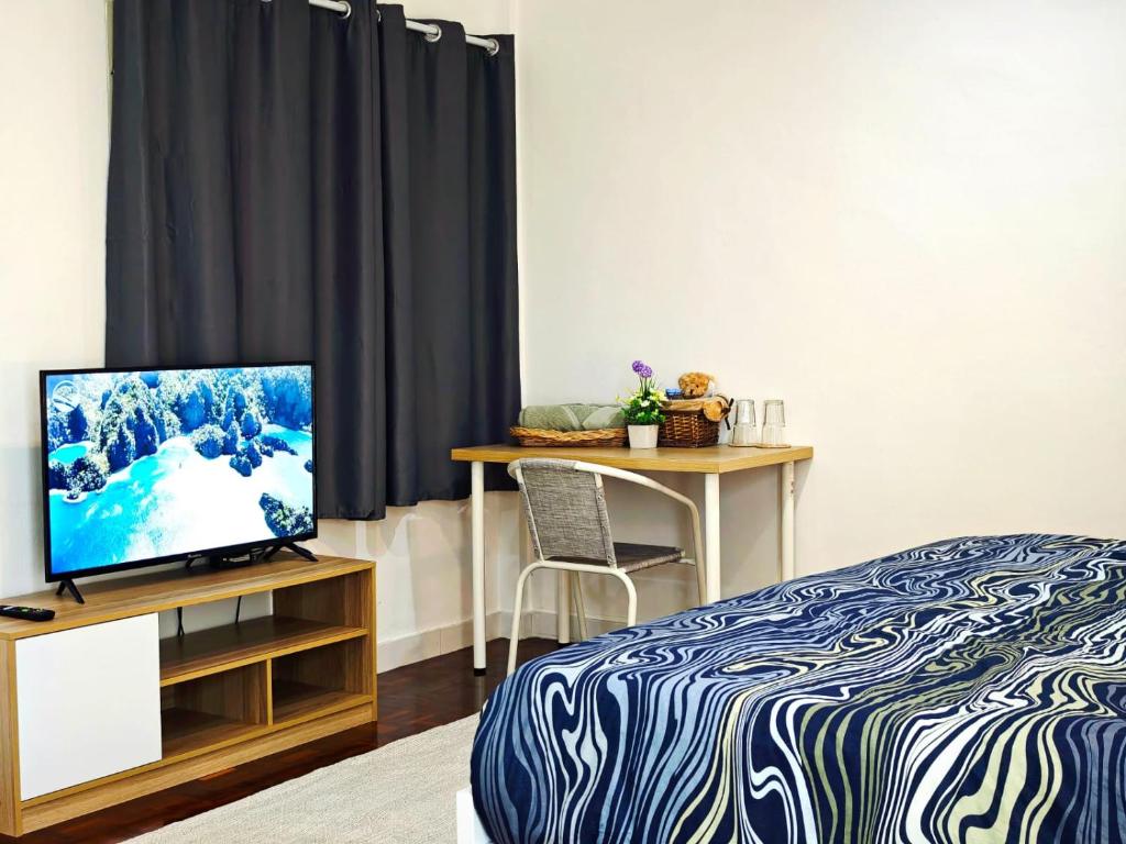 TV a/nebo společenská místnost v ubytování homey stay and cafe by hematoa