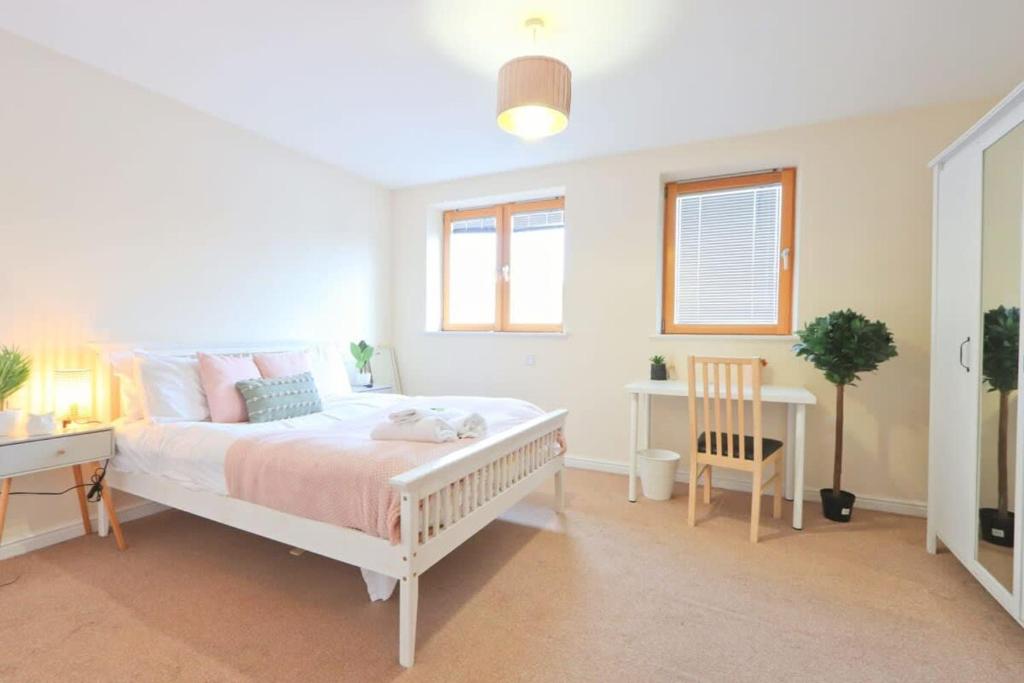 a bedroom with a bed and a desk and a chair at Amazing 2 Bed Townhouse walking distance from Bristol Temple Meads in Bristol