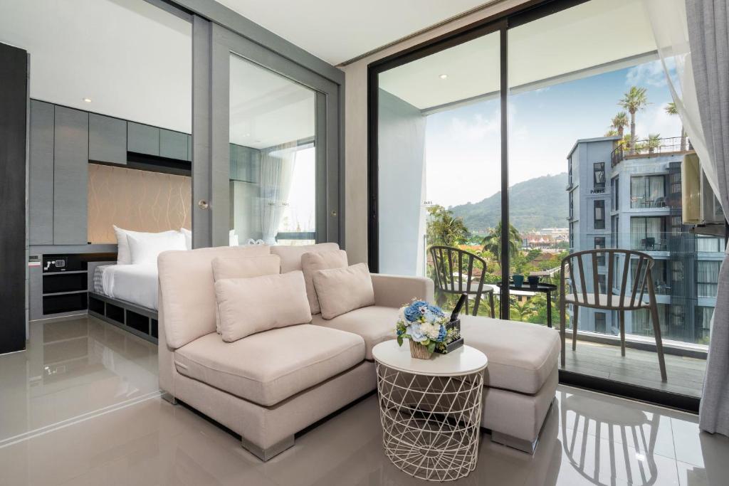 Et opholdsområde på Your Relaxing Stay! Suite CTG P506 at Tropics Kamala Residence with Scenic Rooftop Pool and Great Amenities