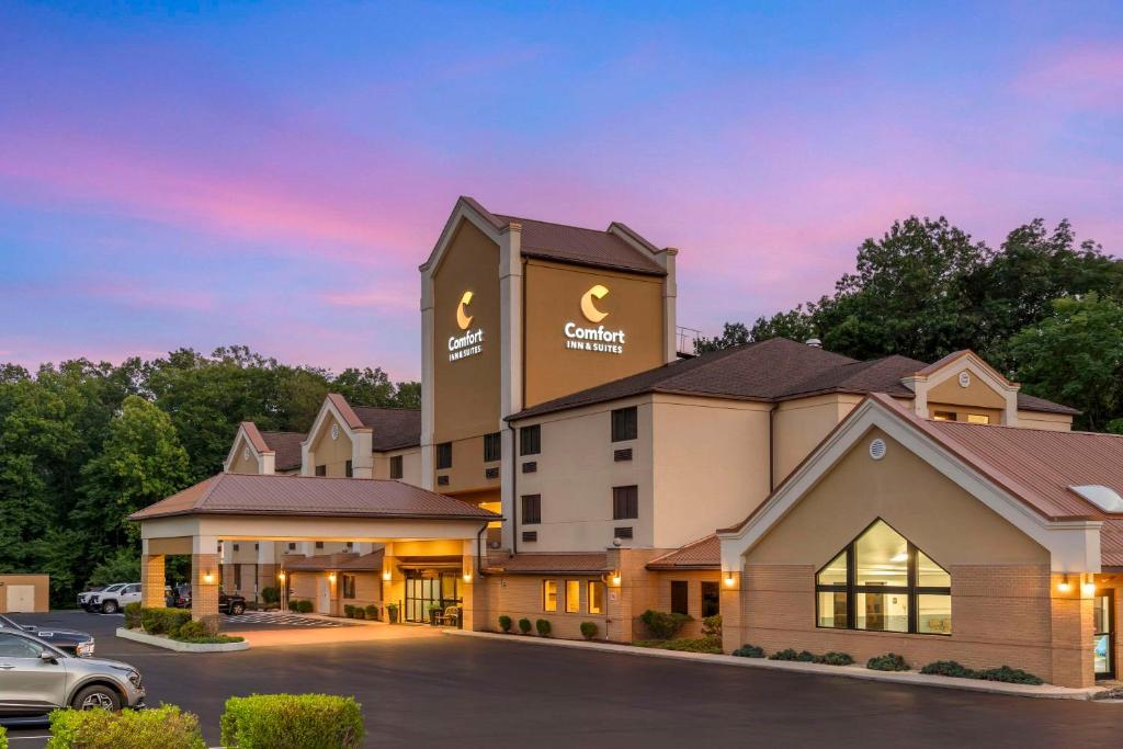 Una representación de un hotel con estacionamiento. en Comfort Inn &amp; Suites LaVale - Cumberland, en La Vale