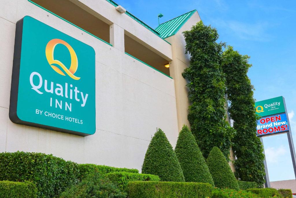a building with a sign for a quality inn at Quality Inn Near the Island Pigeon Forge in Pigeon Forge