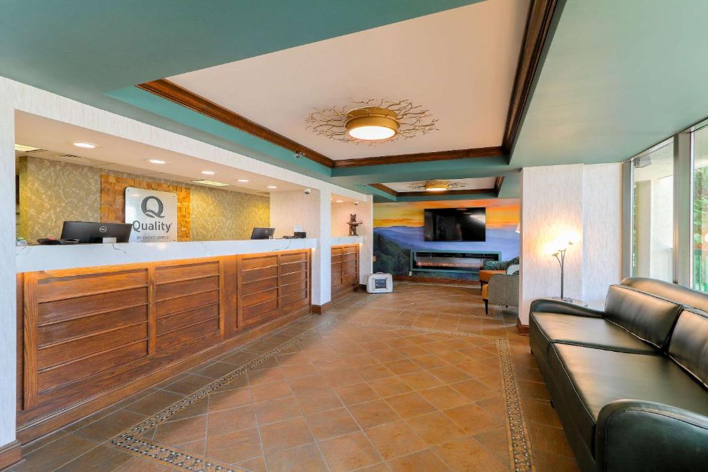 a lobby with a couch and a living room at Quality Inn Near the Island Pigeon Forge in Pigeon Forge