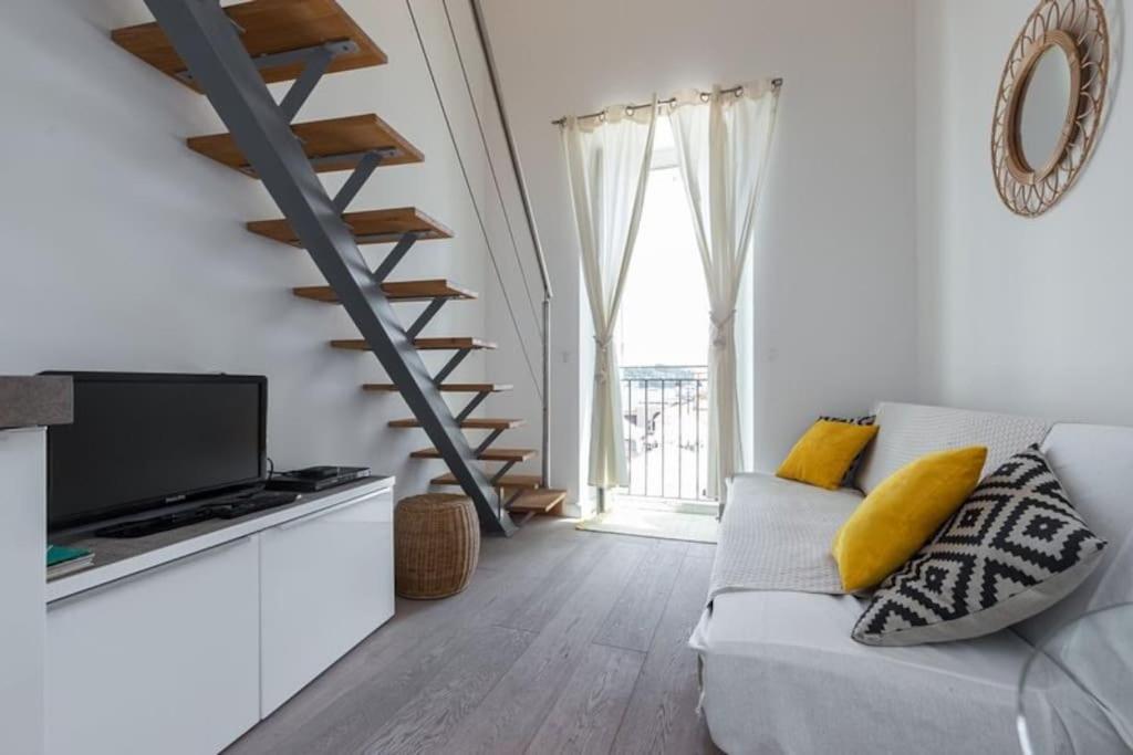 un salon avec un canapé et une télévision dans l'établissement Best location, 1 bedroom flat, à Villefranche-sur-Mer