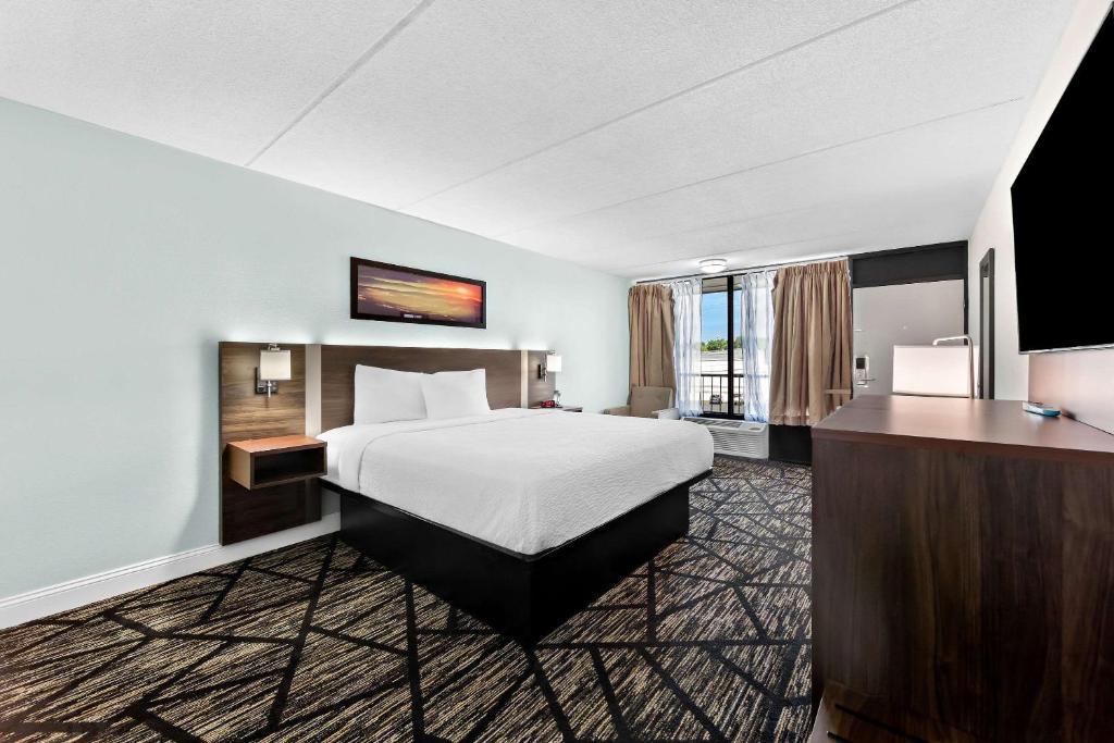 Clarion Inn & Suites near the Leconte Center Pigeon Forge photo