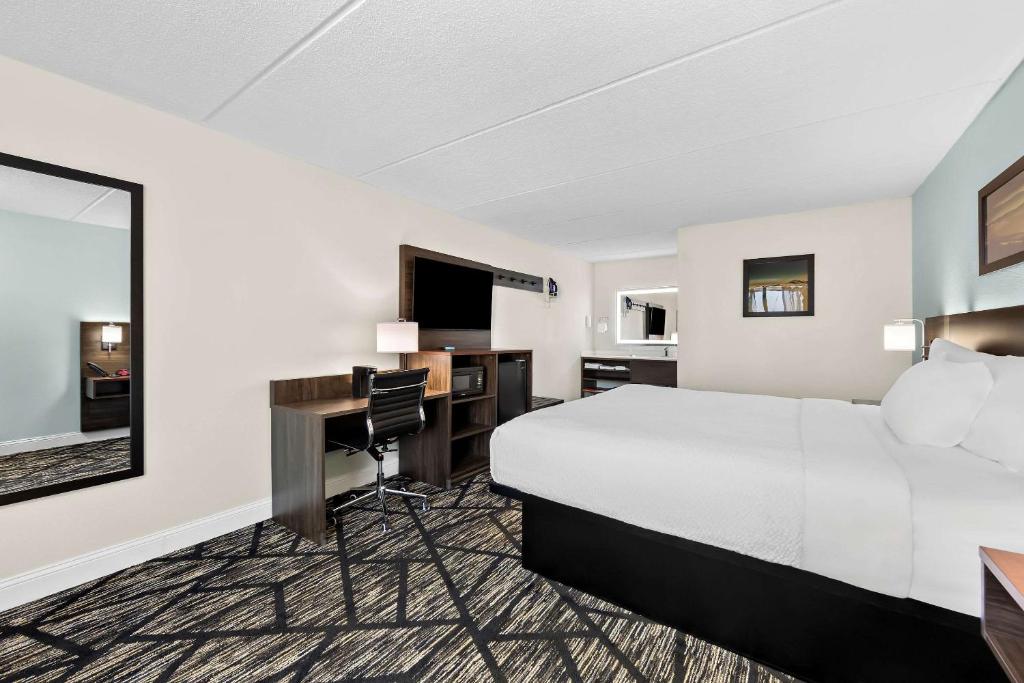 Clarion Inn & Suites near the Leconte Center Pigeon Forge photo