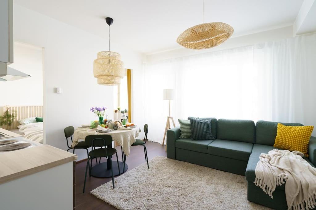 un soggiorno con un divano verde e un tavolo di Boreal Forest Uittomestari a Rovaniemi