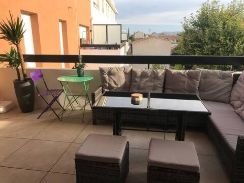 d'un canapé installé sur un balcon avec une table. dans l'établissement Manu s room Welcome, à Marseille
