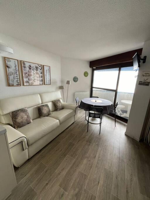 un salon avec un canapé et une table dans l'établissement Appartement pla d'adet aux pieds des pistes, à Cadeilhan-Trachère