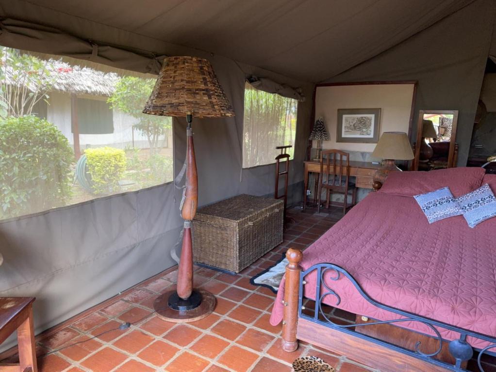 Postel nebo postele na pokoji v ubytování Buffalo's Rest Greenpark-Naivasha