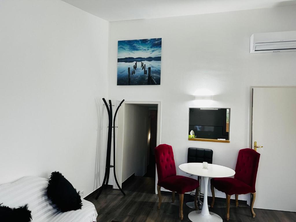 una habitación con una cama, una mesa y sillas en aixclusive, en Le Tholonet