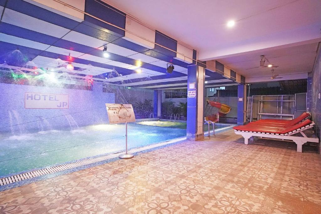 Bazén v ubytování Hotel JP !! Near Sea Beach !! Best Family Hotel !! nebo v jeho okolí