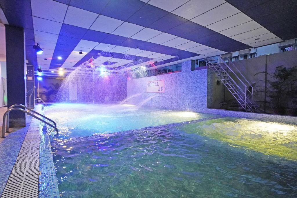 Bazén v ubytování Hotel JP !! Near Sea Beach !! Best Family Hotel !! nebo v jeho okolí