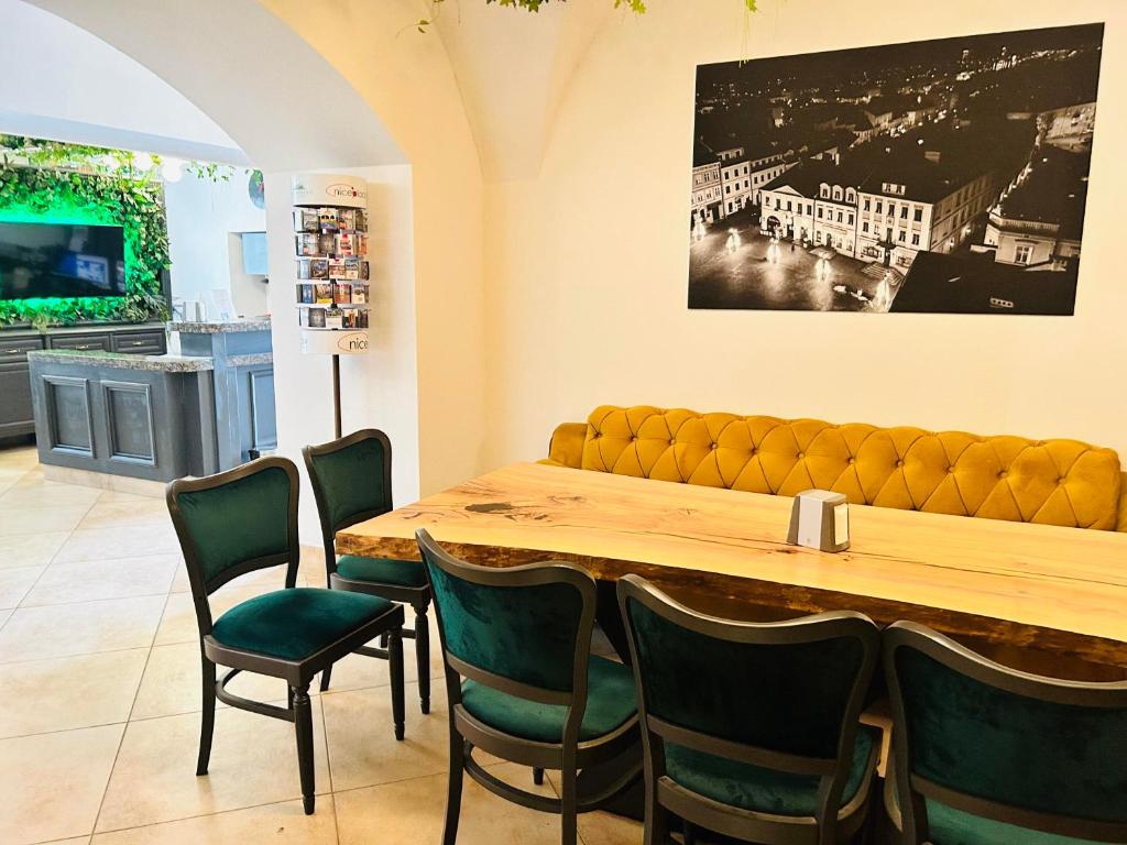 Televízia a/alebo spoločenská miestnosť v ubytovaní Hotel Ambasadorski Rzeszów