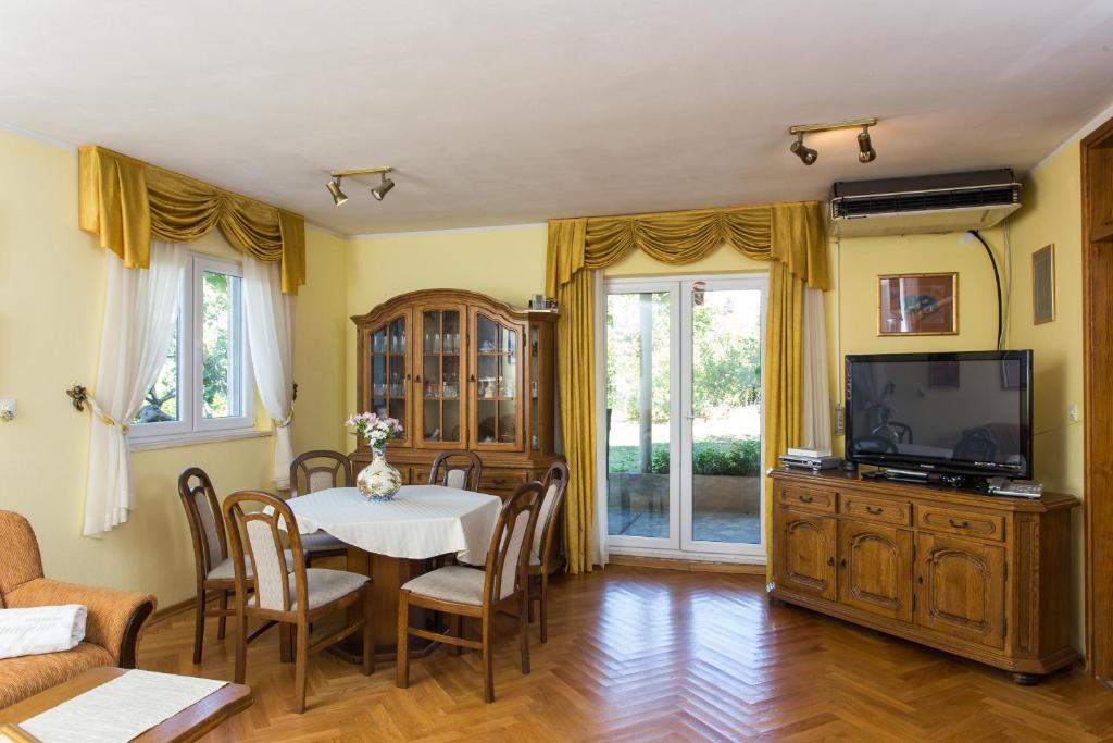 sala de estar con mesa y TV en Apartment Eleonora, en Dubrovnik