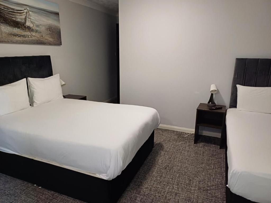 Kings Park Hotel - 